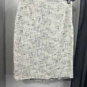 Vintage  tweed pencil skirt from New York and Company. White/Grey/Black fabric.